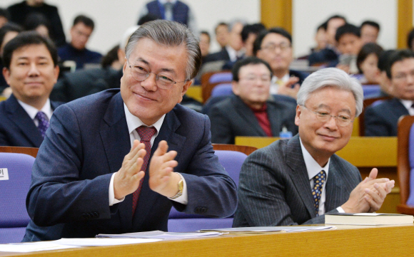 문재인 전 더불어민주당 대표가 18일 국회에서 열린 일자리 창출을 위한 토론회의에서 박수를 치고 있다. 이종원 선임기자 jongwon@seoul.co.kr
