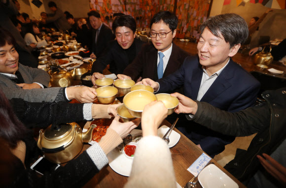 국민의당 안철수(맨 오른쪽) 전 대표가 18일 전북 전주시 완산구의 한 막걸리집에서 청년당원들과 건배하고 있다. 전주 연합뉴스