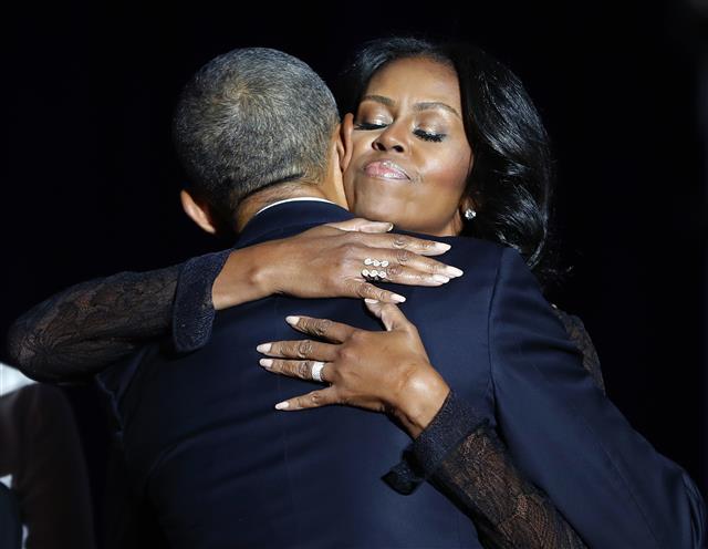지난 10일 오바마 대통령의 정치적 고향인 시카고에서 오바마 대통령이 고별연설을 한 뒤 부인인 미셸 오바마와 포옹하고 있는 모습. AP 연합뉴스