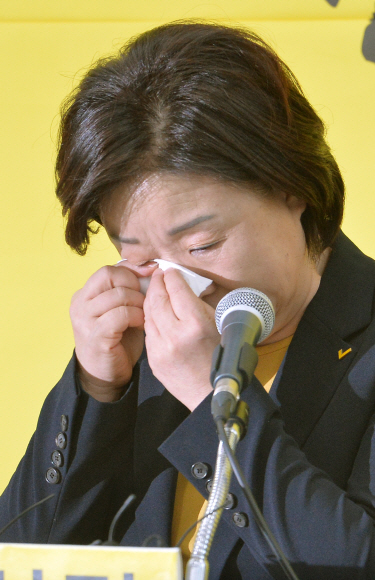 심상정 정의당 대표가 19일 국회에서 가진 제19대 대선 출마 기자회견 도중 한 노동자의 얘기를 하다 울컥해 수건으로 눈물을 닦고 있다. 이종원 선임기자 jongwon@seoul.co.kr