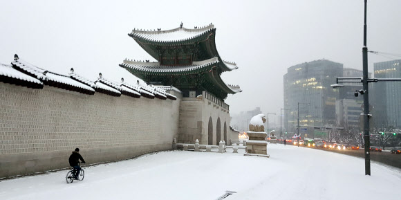 눈 내린 경복궁 돌담길