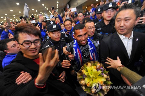중국 입성 테베스카를로스 테베스(33·상하이 선화)가 19일 오후 현지 축구팬들의 환영을 받으며 상하이 푸둥 국제공항을 통해 중국에 입국하고 했다. (EPA=연합뉴스)