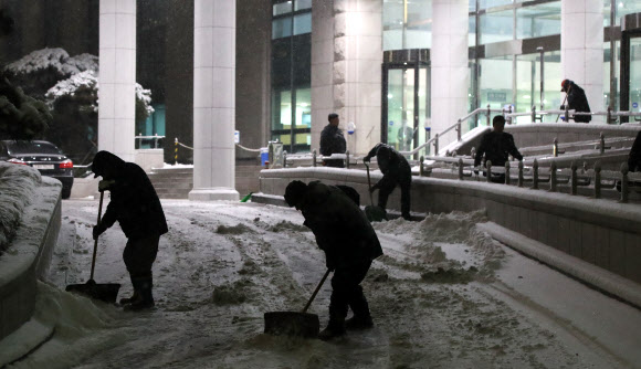 절기상 대한이자 전국적으로 눈이 내린 20일 오전 서울 여의도 국회 의원회관 앞에서 국회직원들이 제설작업을 하고 있다. 연합뉴스