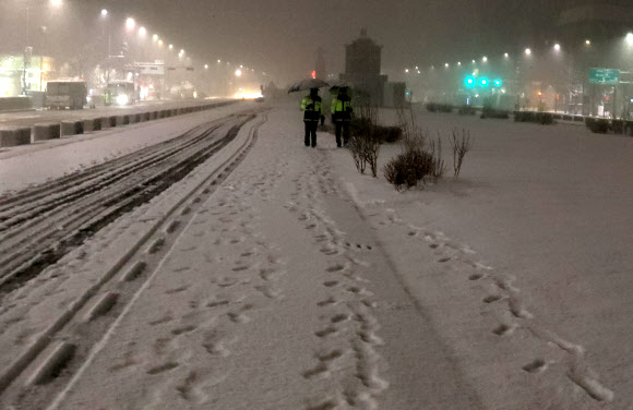 24절기상 대한(大寒)인 20일 새벽 서울 시내에 눈이 내리고 있다.  연합뉴스