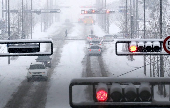중부지방에 대설특보가 내려진 20일 오전 정부세종청사 직원들이 눈을 맞으며 출근하고 있다.  연합뉴스