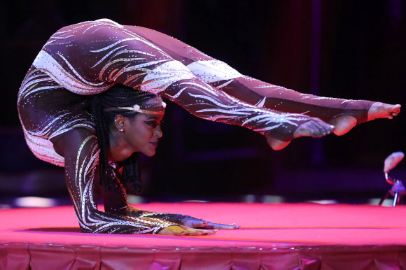 곡예사 리치 미테쿠가 19일(현지시간) 모나코에서 열린 ‘41회 몬테카를로 국제 서커스 페스티벌(41st Monte-Carlo International Circus Festival)’ 개막식에서 멋진 곡예를 선보이고 있다. AFP 연합뉴스