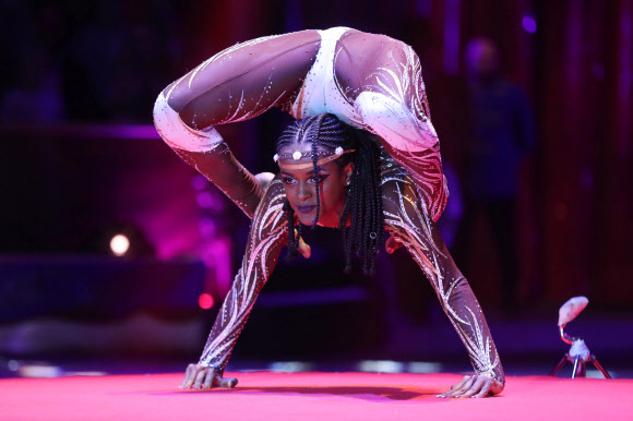 곡예사 리치 미테쿠가 19일(현지시간) 모나코에서 열린 ‘41회 몬테카를로 국제 서커스 페스티벌(41st Monte-Carlo International Circus Festival)’ 개막식에서 멋진 곡예를 선보이고 있다. AFP 연합뉴스