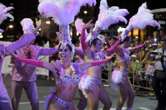 19일(현지시간) 우루과이의 수도 몬테비데오에서 ‘우리과이 카니발’이 개최된 가운데 참가자들이 섹시한 의상과 화려한 춤을 선보이고 있다. AFP 연합뉴스