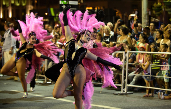 19일(현지시간) 우루과이의 수도 몬테비데오에서 ‘우리과이 카니발’이 개최된 가운데 참가자들이 섹시한 의상과 화려한 춤을 선보이고 있다. AFP 연합뉴스