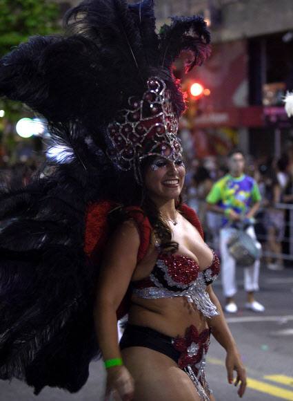 19일(현지시간) 우루과이의 수도 몬테비데오에서 ‘우리과이 카니발’이 개최된 가운데 참가자들이 섹시한 의상과 화려한 춤을 선보이고 있다. AFP 연합뉴스