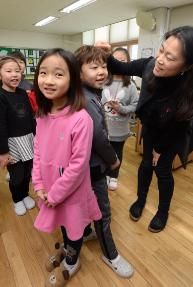 20일 오전 개학을 맞은 서울 용곡초등학교 1학년 어린이들이 키를 재고 있다.  도준석 기자 pado@seoul.co.kr
