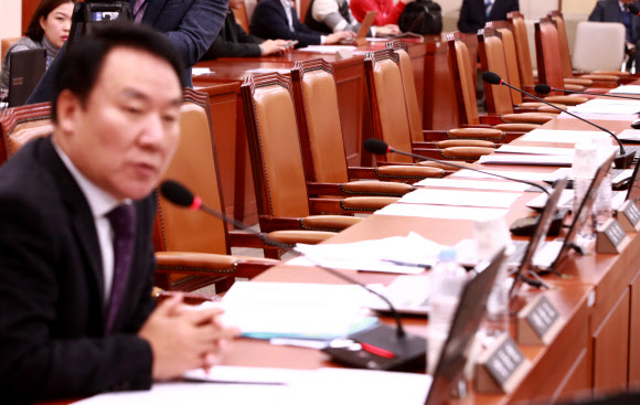 교문위 국정교과서 금지법안 상정되자 자리 비운 여권 의원들 