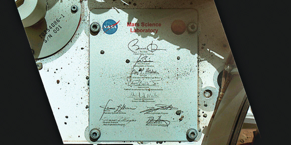 큐리오시티에 부착된 오바마의 서명이 담긴 알루미늄 판. NASA 제공