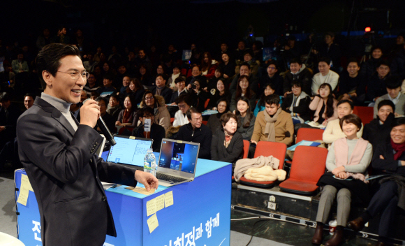 안희정 충남지사가 22일 서울 종로구 대학로 굿씨어터에서 ‘전무후무 즉문즉답’이란 이름의 행사를 열어 지지들 앞에서 공식 출마선언을 하고 있다. 도준석 기자 pado@seoul.co.kr