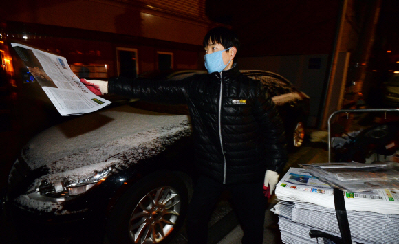 신문배달원이 서울 서초구 방배동에서 가정집에 신문을 배달하고 있다. 기사 내용과는 직접적인 관련이 없다.