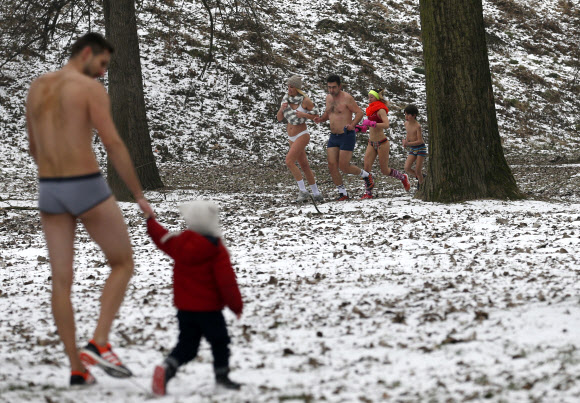 22일(현지시간) 세르비아의 수도 벨그라드에서 열린 ‘팬티만 입고 달리기(Underpants Run)’ 대회 참가자들이 눈덮힌 공원을 달리고 있다. AP 연합뉴스