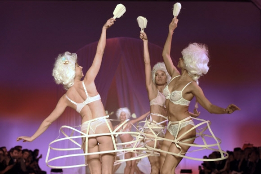 모델들이 22일(현지시간) 프랑스 파리에서 열린 ‘Lingerie, Mon Amour’ 프랑스 란제리쇼 중 Lingerie Francaise의 작품을 선보이고 있다. AFP 연합뉴스