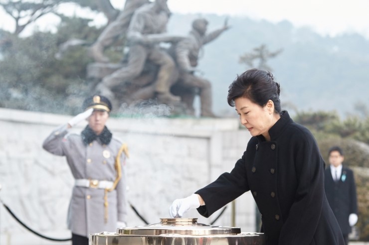 박근혜 대통령이 2016년 1월 새해 첫 일정으로 국립현충원을 찾아 순국선열 및 호국영령의 넋을 기리고 있다. 사진제공 청와대