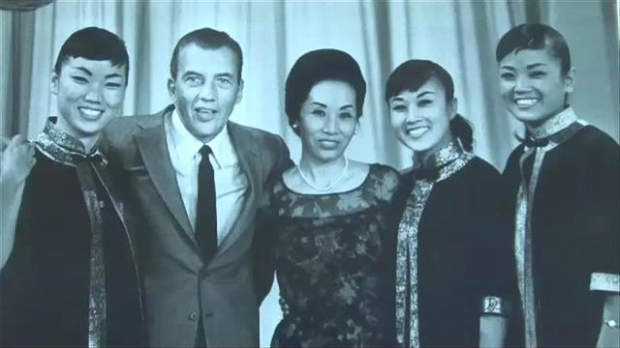 1963년 미국 에드 설리번 쇼에 출연했을 때 모습. 왼쪽부터 김숙자, 에드 설리번, 이난영, 민자, 애자.<br>인디라인 제공