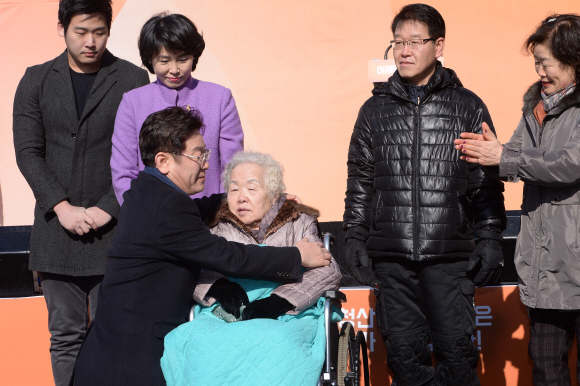 어머니와 함께 대권 출사표 이재명(왼쪽) 성남시장이 23일 자신이 소년 시절 노동자로 일했던 경기 성남시 오리엔트 시계공장에서 대선 출마 선언을 하기에 앞서 휠체어를 타고 행사장에 참석한 노모를 감싸안고 있다. 이종원 선임기자 jongwon@seoul.co.kr