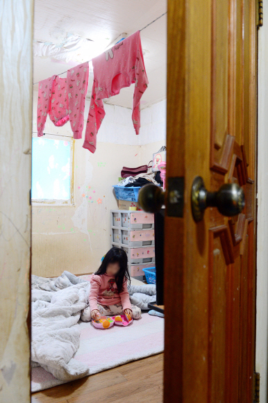 다섯 살 가윤이가 23일 경기 김포시 하성면의 집에서 두툼한 옷을 입고 혼자 장난감을 가지고 놀고 있다. 정연호 기자 tpgod@seoul.co.kr