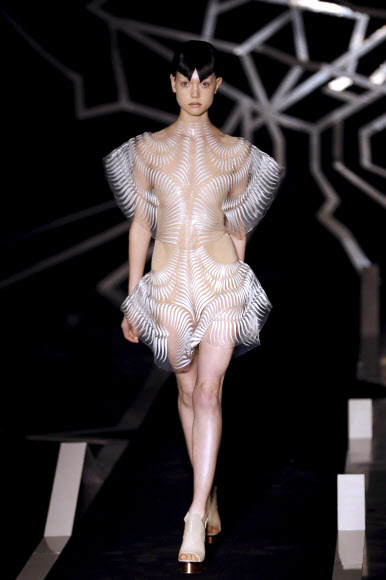 23일(현지시간) 프랑스 파리에서 열린 네덜란드 디자이너 아이리스 반 헤르펜의 ‘2017 봄/여름 오뜨 꾸뛰르’ 컬렉션에서 모델이 의상을 선보이고 있다. AFP 연합뉴스