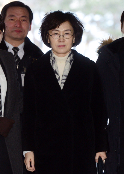 최경희 전 이화여대 총장이 구속 전 피의자 심문을 받기 위해 24일 서울 중앙지법에 도착해 법정으로 향하고 있다.  정연호 기자 tpgod@seoul.co.kr