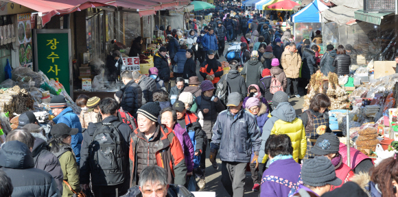 24일 경기도 성남 모란시장이 설을 앞두고 장을 보려는 인파로 붐비고 있다.  손형준 기자 boltagoo@seoul.co.kr