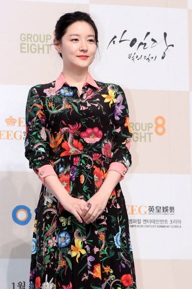 배우 이영애가 24일 열린 SBS 수목드라마 ‘사임당, 빛의 일기’ 제작발표회에서 포즈를 취하고 있다.<br>연합뉴스