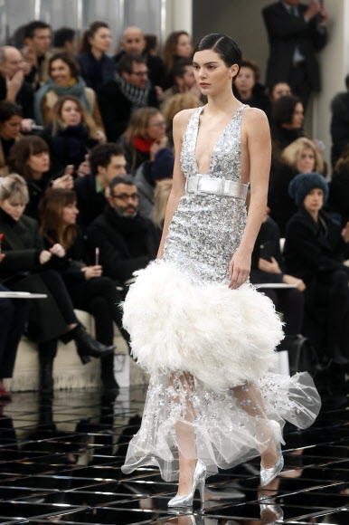 24일(현지시간) 프랑스 파리에서 열린 샤넬 오뜨꾸뛰르 2017 봄/여름 패션쇼에서 샤넬 의상을 입은 모델에 런웨이를 걷고 있다. <br>AP 연합뉴스