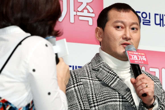 답변하는 정만식