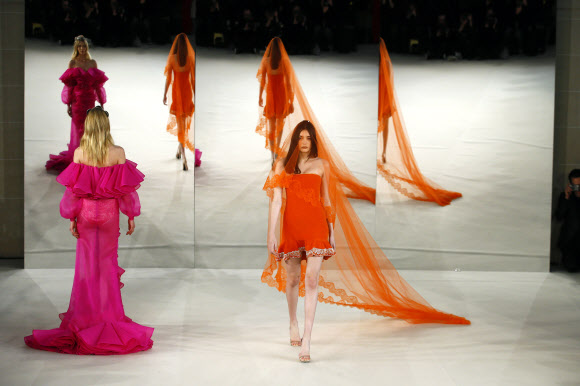 24일(현지시간) 프랑스 파리에서 열린 알렉시스 마빌의 오트 쿠튀르 2017 봄/여름 컬렉션 패션쇼에서 모델들이 의상을 선보이고 있다. AP 연합뉴스