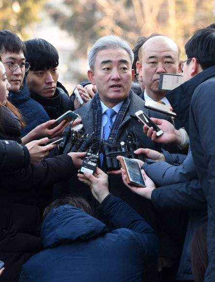 유진룡 전 문화체육관광부 장관이 25일 서울 종로구 헌법재판소에서 열린 박근혜 대통령 탄핵심판 9차 변론에 증인으로 출석하기 전 헌재 앞에서 취재진의 질문에 답하고 있다. 박윤슬 기자 seul@seoul.co.kr