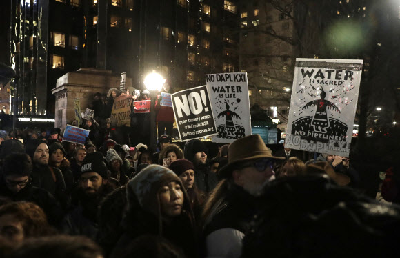 24일(현지시간) 송유관 건설 사업에 반대하는 사람들이 이날 뉴욕에서 트럼프 대통령의 조치에 반대해 시위하는 모습. 뉴욕 AFP 연합뉴스
