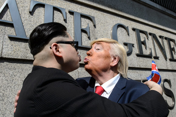 트럼프와 김정은의 키스(?)