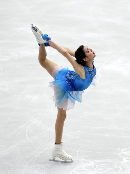 러시아의 예브게니아 메드베데바가 25일(현지시간) 체코 오스트라바에서 열린 국제빙상경기연맹(ISU) 유럽 피겨스케이팅 선수권대회에서 쇼트프로그램을 선보이고 있다. AP 연합뉴스