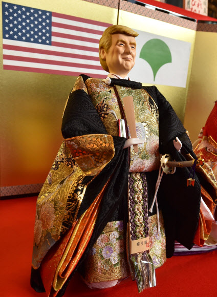 일본 인형 제작사 큐게쓰가 26일 일본 도쿄에 위치한 당사 전시장에 일본 전통 의상을 입은 도널드 트럼프 미국 대통령의 히나 인형을 전시해놨다. 인형은 오는 29일까지 전시될 예정이다. AFP 연합뉴스