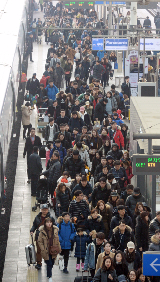 설 연휴 마지막 날인 30일 오전 귀경객들이 서울역 플랫폼을 나서고 있다. 도준석 기자 pado@seoul.co.kr