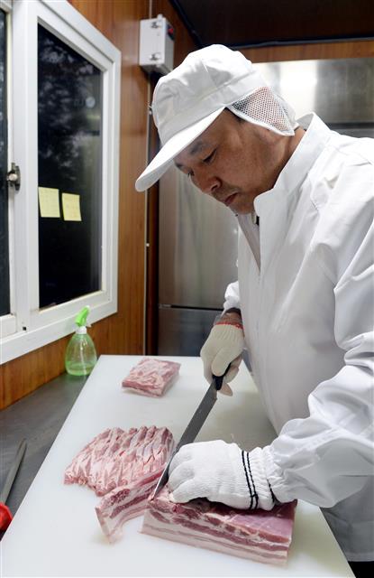 안 대표가 한울타리 농장이 운영하는 정육점에서 고기를 썰고 있다. 제주 강성남 선임기자 snk@seoul.co.kr