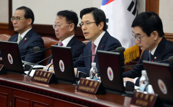 황교안(오른쪽 두 번째) 대통령 권한대행이 31일 서울 종로구 정부서울청사에서 열린 국무회의에서 모두발언을 하고 있다. 안주영 기자 jya@seoul.co.kr