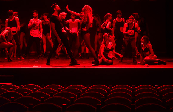 31일(현지시간) 스페인 마드리드에서 열린 스위스 서커스-카바레 ‘Ohlala’의 캐스팅 선정에 참가한 댄서들이 멋진 공연을 펼치고 있다. AFP 연합뉴스