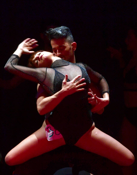 31일(현지시간) 스페인 마드리드에서 열린 스위스 서커스-카바레 ‘Ohlala’의 캐스팅 선정에 참가한 댄서들이 멋진 공연을 펼치고 있다. AFP 연합뉴스