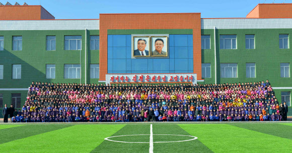 김정은 북한 노동당 위원장이 새로 건설된 평양초등학원을 시찰했다고 노동신문이 2일 보도했다. 평양초등학원과 지난해 7월 신축된 평양중등학원은 모두 고아를 위한 교육기관이다.  연합뉴스