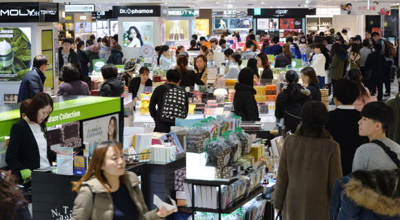 2일 서울의 한 면세점에서 중국인 관광객을 비롯한 내외국인 쇼핑객들이 면세물품을 고르고 있다. 손형준 기자 boltagoo@seoul.co.kr