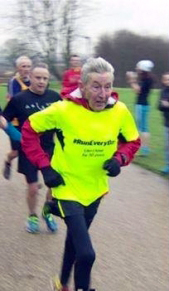 52년 39일이나 매일 달리기를 해 온 론 힐이 2014년 12월 맨체스터에서 열린 5㎞ 대회 결승선을 향하고 있다.  BBC 갈무리