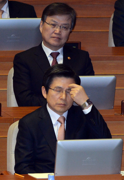 3일 오전 서울 여의도 국회에서 열린 본회의에서 황교안 대통령권한대행이 머리를 긁고 있다.  도준석 기자 pado@seoul.co.kr