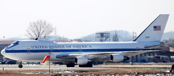 제임스 매티스 미국 국방장관이 탑승한 둠스데이 플레인이 2일 오산 공군기지 착륙한 모습