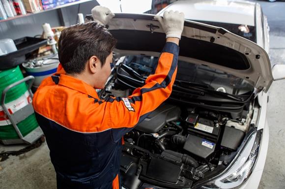 한국소비자원에 따르면 자동차 정비 업소에서 소비자에게 미리 말하지 않고 차를 수리하거나 부품을 교체할 경우 소비자는 수리비 청구를 취소할 수 있다. 아이클릭아트 제공