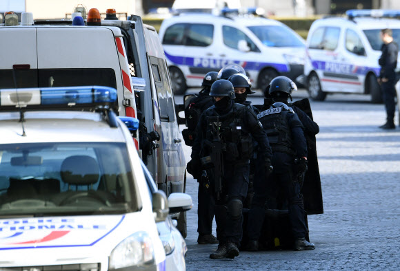 3일(현지시간) 프랑스 파리의 루브르 박물관 인근에 경찰들이 경계근무를 서고 있다. AFP 연합뉴스