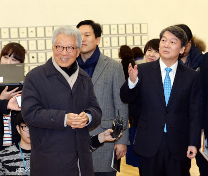 안철수(오른쪽) 전 국민의당 대표가 5일 서울 종로구 국립현대미술관에서 배순훈(왼쪽) 전 정보통신부 장관을 만나 함께 전시물을 관람하고 있다. 이언탁 기자 utl@seoul.co.kr